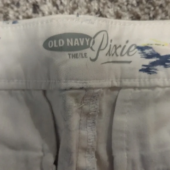Old navy printed shorts - Picture 3 of 4